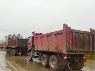 На въезде на несанкционированную свалку в Петербурге выстроились очереди из грузовиков (фото)