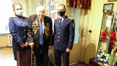 Следователи поздравили тверского ветерана с 94-летием