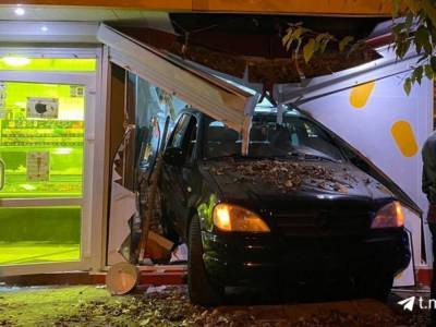 В Харькове пьяный водитель Mercedes протаранил киоск