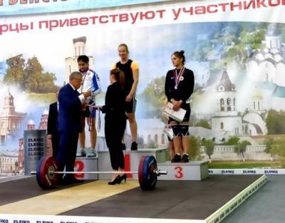 Владимир Уйба поздравил тяжелоатлетку из Коми с медалями первенства России