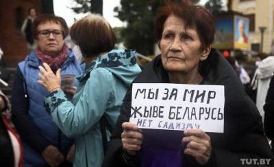 Минская пенсионерка заявила, что омоновец во время разгона марша сломал ей руку