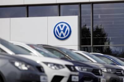 Volkswagen отзывает в России четыре автомобиля Phaeton для подклейки панели крыши