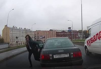 Мужчина попытался решить дорожный конфликт в Петербурге ножом