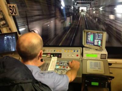 Поезд застрял в тоннеле между станциями «зеленой ветки» московского метро