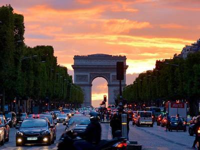 В Париже могут ввести комендантский час из-за COVID-19