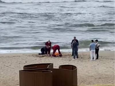 На пляже под Одессой подросток погиб при попытке спасти унесенных в море