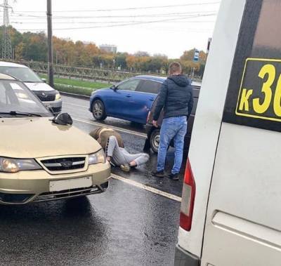 Маршрутчик напал с отверткой на водителя на Петергофском шоссе