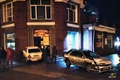 В Новосибирске Тойота после аварии взлетала на крыльцо магазина
