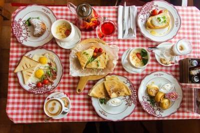 Свежая выпечка, панини, яйцо Бенедикт — ресторан Mama Roma запустил завтраки