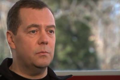Медведев предложил бесплатно выдавать россиянам лекарства по назначению врача