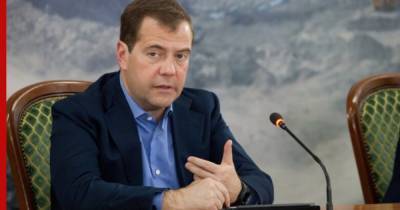 Медведев предложил выдавать по рецептам бесплатные лекарства