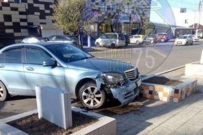 Mercedes протаранил клумбу на Нечаева в Чите