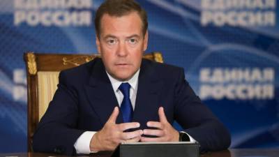 Медведев призвал бесплатно обеспечивать граждан лекарствами по рецепту