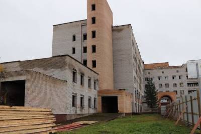 Недостроенное здание больницы на Лесном проспекте в Петрозаводске планируют достроить