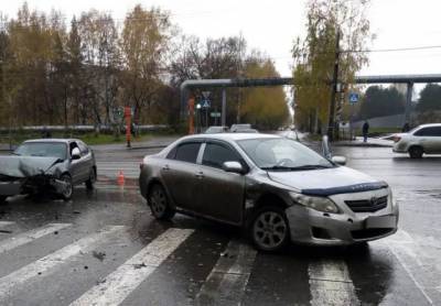 В Кемерове в ДТП с двумя Toyota Corolla пострадала девушка
