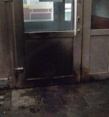 В Екатеринбурге ночью подожгли вход в поликлинику
