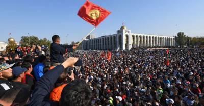 Киргизия протесты: Европа и Москва против сложения полномочий Сооронбая Жээнбекова - Дубнов
