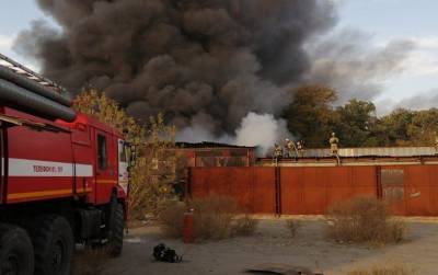 В Батайске локализовали пожар в цеху полиматериалов