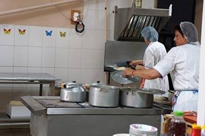 Просрочка и фальсификат. Санитарные врачи проверяют организацию питания в школах Ямала