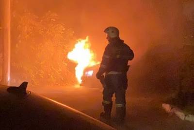 Вечером в Твери во дворе дома сгорел автомобиль