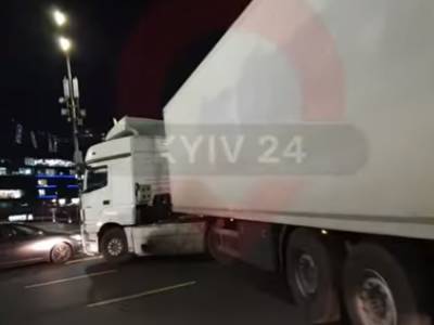 Фура развернулась через все полосы движения: в Киеве на дороге водитель создал опасную ситуацию