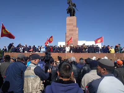 В Бишкеке начался митинг с требованием отставки президента