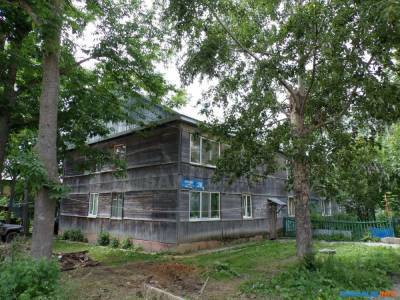 Деревянный дом в Южно-Сахалинске никак не может расселиться в судах