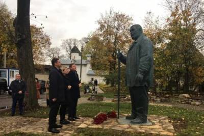 Министр культуры в Пскове возложила цветы к памятнику Ямщикову