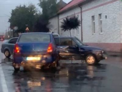 В Мукачево на скользкой дороге столкнулись два автомобиля