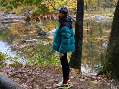 Шлем, модные кроссовки: Модель Эмили Ратаковски прогулялась в лесу, надев стильную спортивную одежду
