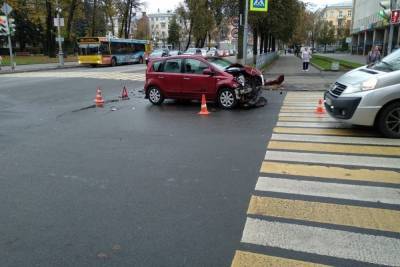 Две иномарки столкнулись в центре Пскова