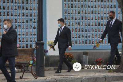 Зеленский с Ермаком почтили память воинов, погибших за Украину: фото