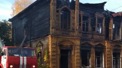 В Кузнецке 32 человека тушили пожар в старинном здании на ул. Калинина
