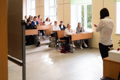 В Госдуме предложили ввести уроки этикета в школах - m24.ru