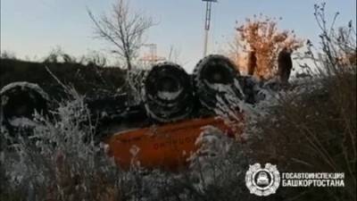 В Башкирии водитель автоцистерны скончался в перевернувшемся на трассе грузовике