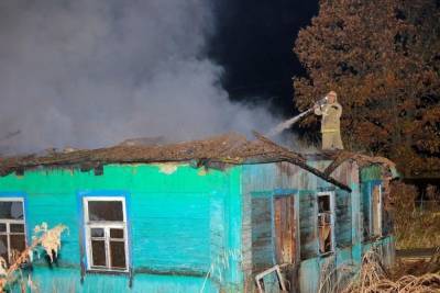 В Смоленском районе пожарные несколько часов тушили полыхающий дом