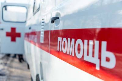 В Волгограде иномарка налетела на столб: пострадали 4 человека
