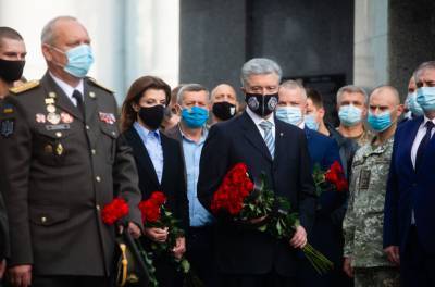 Государство не может существовать без сильного войска: Петр и Марина Порошенко почтили память защитников Украины