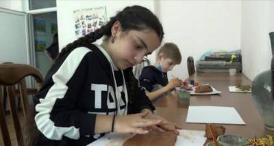 Дети, в основном, молчат, выражают эмоции через рисунки. Видео МЧС о малышах из Карабаха