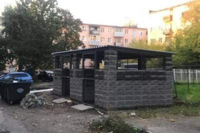 В Петрозаводске устанавливают новые каменные контейнерные площадки