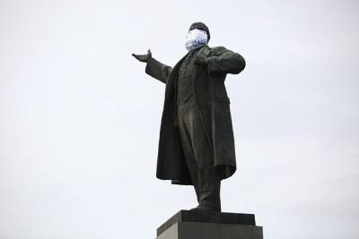 В Екатеринбурге на памятники на надели маски