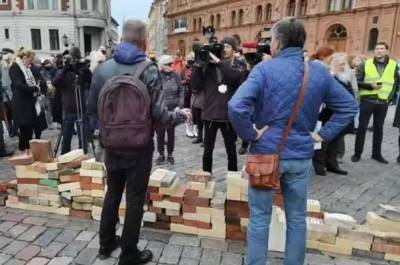 Латвийские художники в знак протеста выстроили в Риге «Стену непонимания»