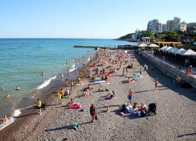 Пили на пляже: туристка в Крыму напоила дочь-школьницу шампанским до потери сознания