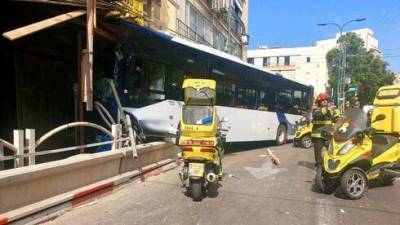 Пассажирский автобус въехал в жилой дом в Гиватаиме: пострадали четверо