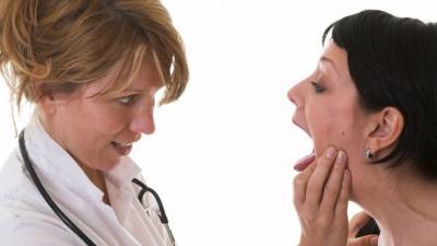 Кому может грозить рак языка? Онколог перечислил факторы риска — видео