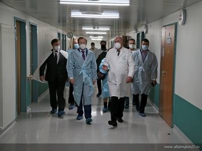 В Барнауле перед визитом губернатора спрятали очереди в поликлиниках