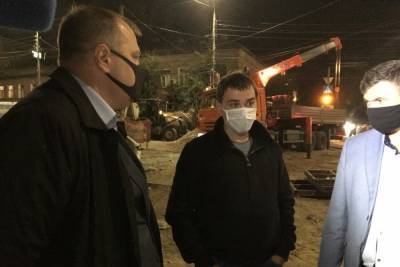Саратовский министр посреди ночи приехал к разрытому котловану