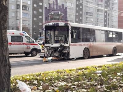 Четыре человека пострадали при столкновении автобуса и грузовика в Красноярске