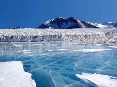 Во льдах Антарктиды спутники зафиксировали огромную дыру