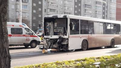 Дорогу залило битумом после столкновения автобуса с цистерной в Красноярске